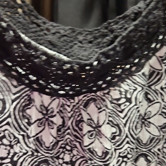 Floral Black and White Women's Size Large Sleevless Top With Crochet Detail - Picture 3 of 5